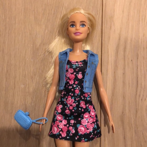 Casual Barbie - Picture 2 of 3